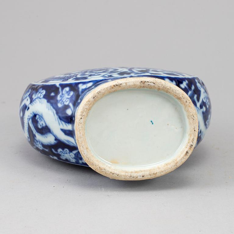 A blue and white moon flask, Qing dynasty, late 19th century.