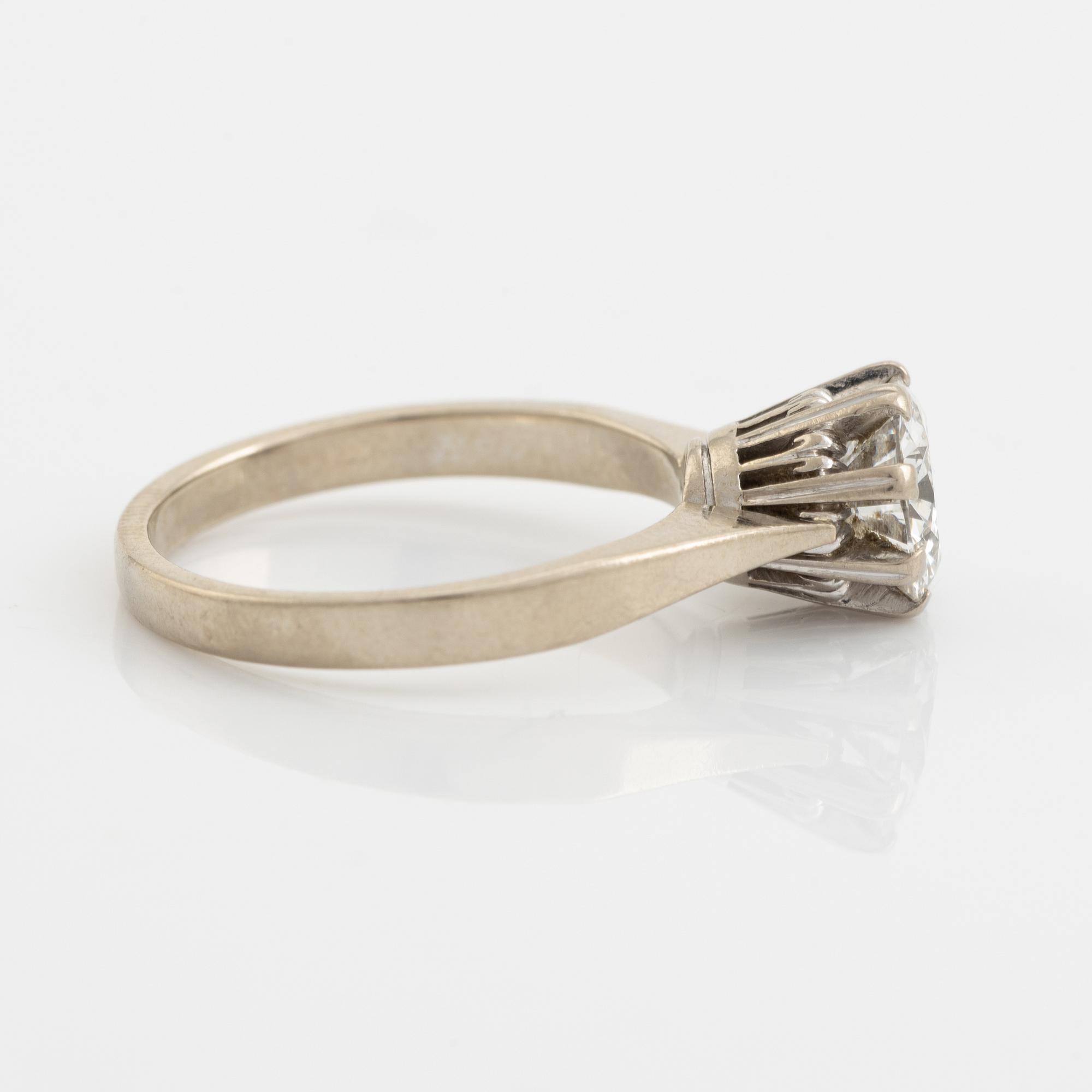18K white gold and brilliant cut diamond solitaire ring, 1,29 ct.