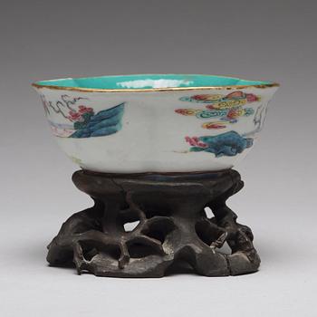 A famille rose bowl, Qing dynasty, circa 1900.