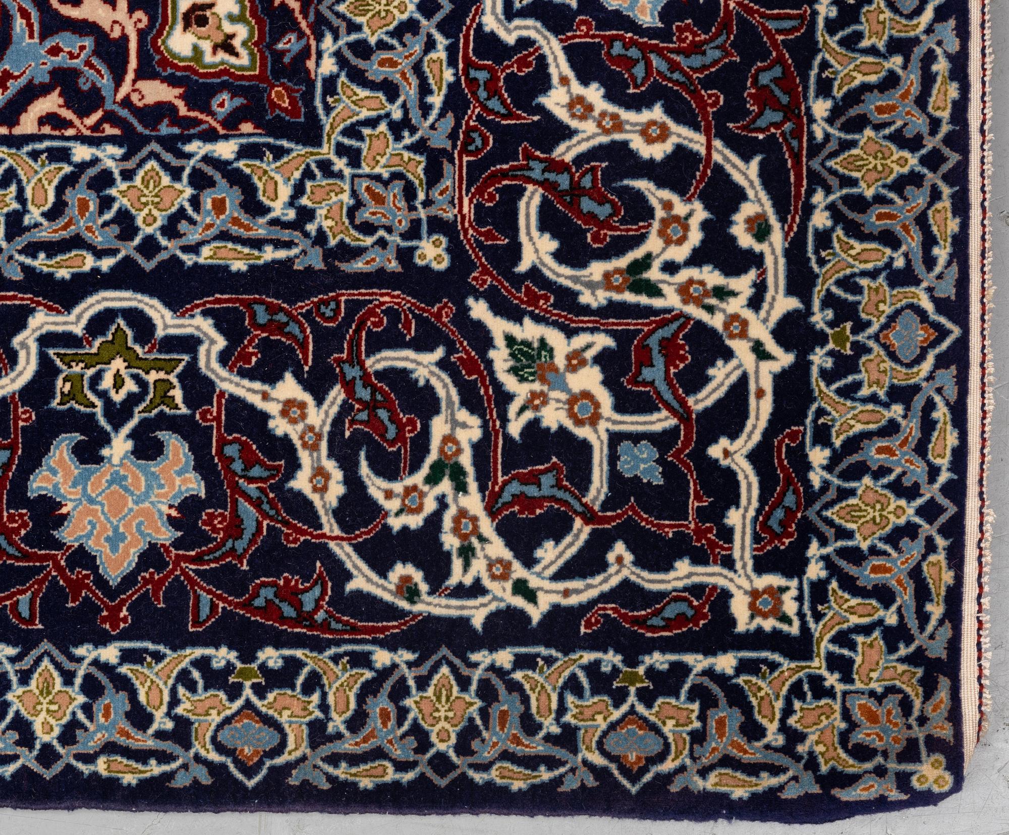 Matta, semiantik Isfahan, signerad Hekmat Nejad, ca 224 x 151 cm (samt 1 respektive 4 cm slätväv på vardera sida).