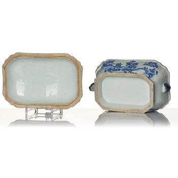 A blue and white dinner service, Qing dynasty, Qianlong (1736-95).  (45 pieces).