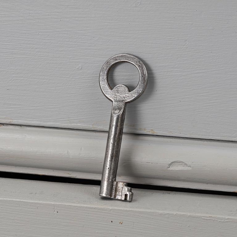 Klädskåp från omkring år 1900.