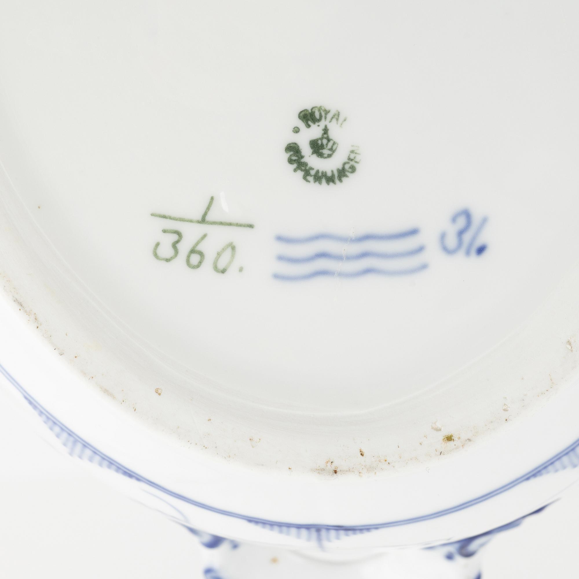 Royal Copenhagen, a 'Musselmalet' porcelain tureen with cover, Royal Copenhagen, Denmark, 1889-1922.
