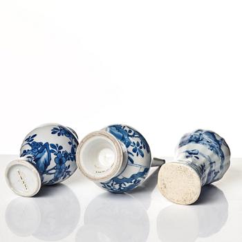 Miniatyrvaser, fyra stycken, samt vattendroppare, porslin. Qingdynastin, Kangxi (1662-1722).