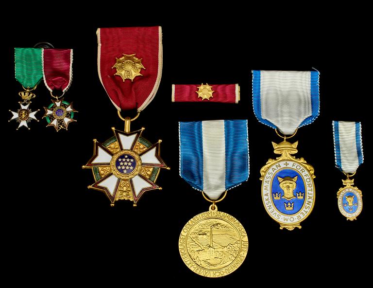MEDALJER och KRASCHAN, 6 st, bl a Legion of Merit, USA, 1900-tal, tot vikt 99 g.