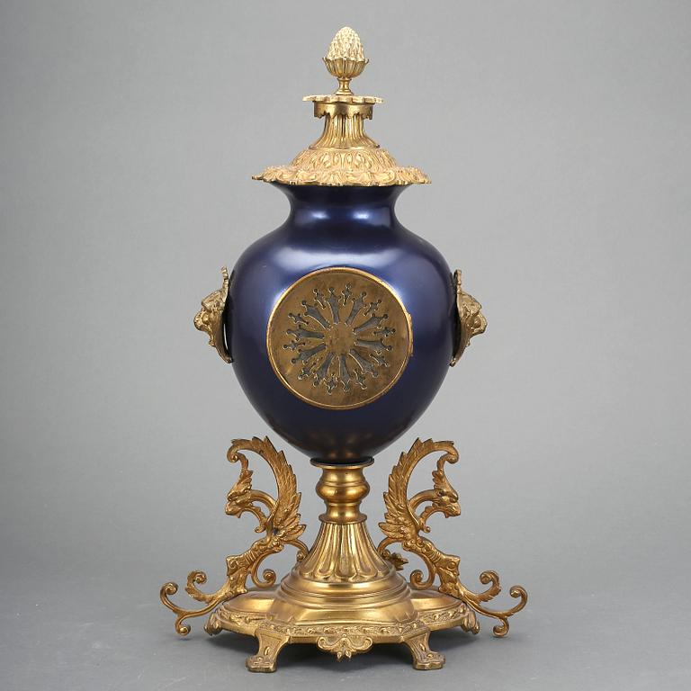 BORDSPENDYL, Louis XVI-stil, 1800-talets sista kvartal.