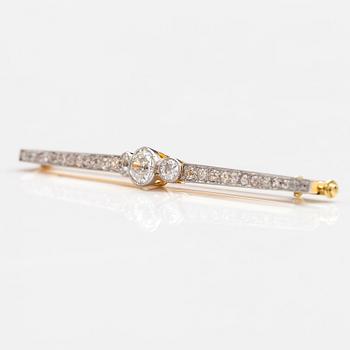 A gold brooch with old cut diamonds ca. 1.05 ct in total.