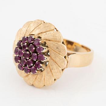 Ring, 18K gold in the form of a flower with pink sapphires.