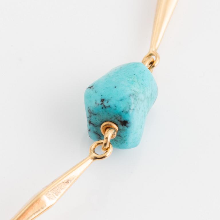 Arvo Saarela, Halscollier stavar i guld och turkoser.