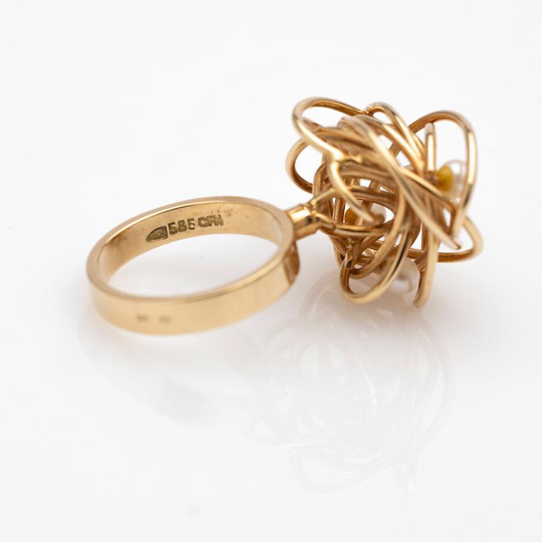 Ring, 18K guld med pärlor.