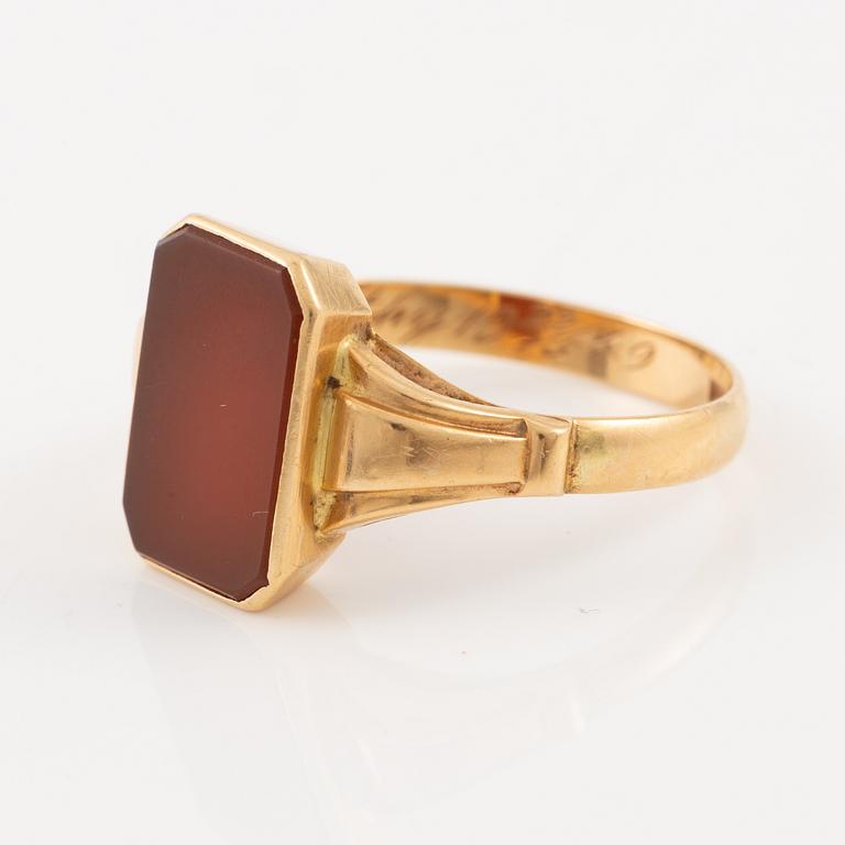 Ring 18K gold with carnelian.