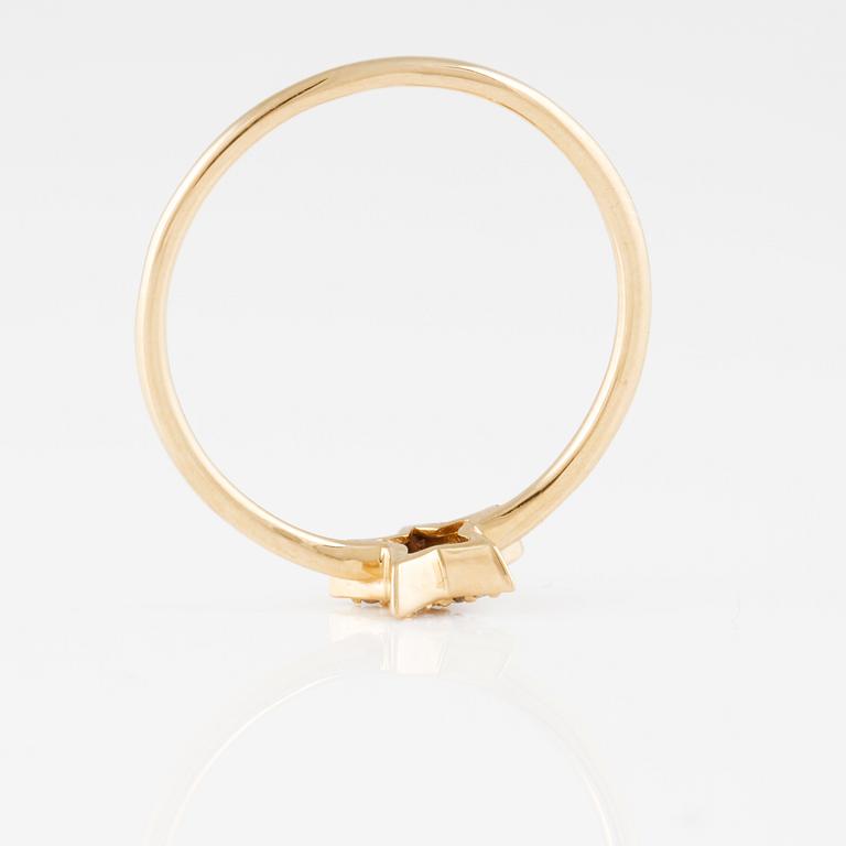 RING, 18K guld med briljantslipade diamanter ca 0.05 ct. Vikt 1,3 gram.