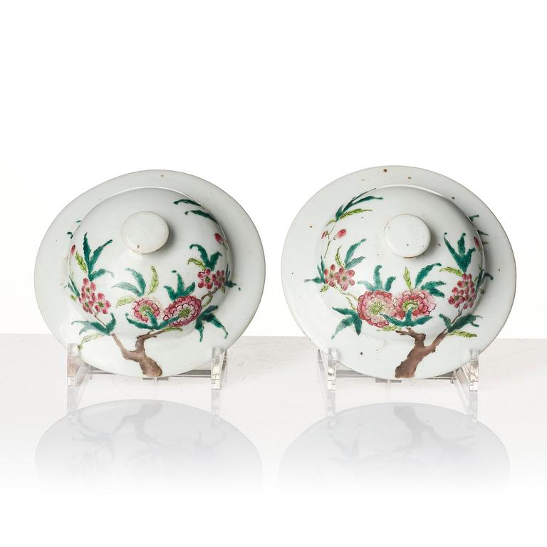 A pair of Chinese famille rose peach vases with covers, late Qing dynasty/circa 1900.