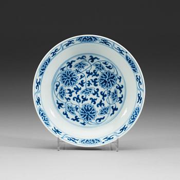 119. A set of blue and white lotus dishes, Qing dynasty, 19th century with Tongzhis six character mark in underglaze blue.