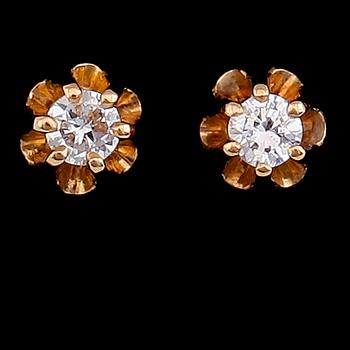 ÖRHÄNGEN, 1 par, 18 k guld med briljantslipade diamanter ca 0.10 ct. Total vikt ca 1 gram.