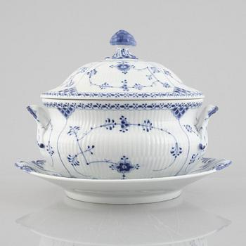 A 'Blue Fluted Half Lace' porcelain tureen with cover and stand / dish, Royal Copenhagen, model 601 and 666, 1898-1923.