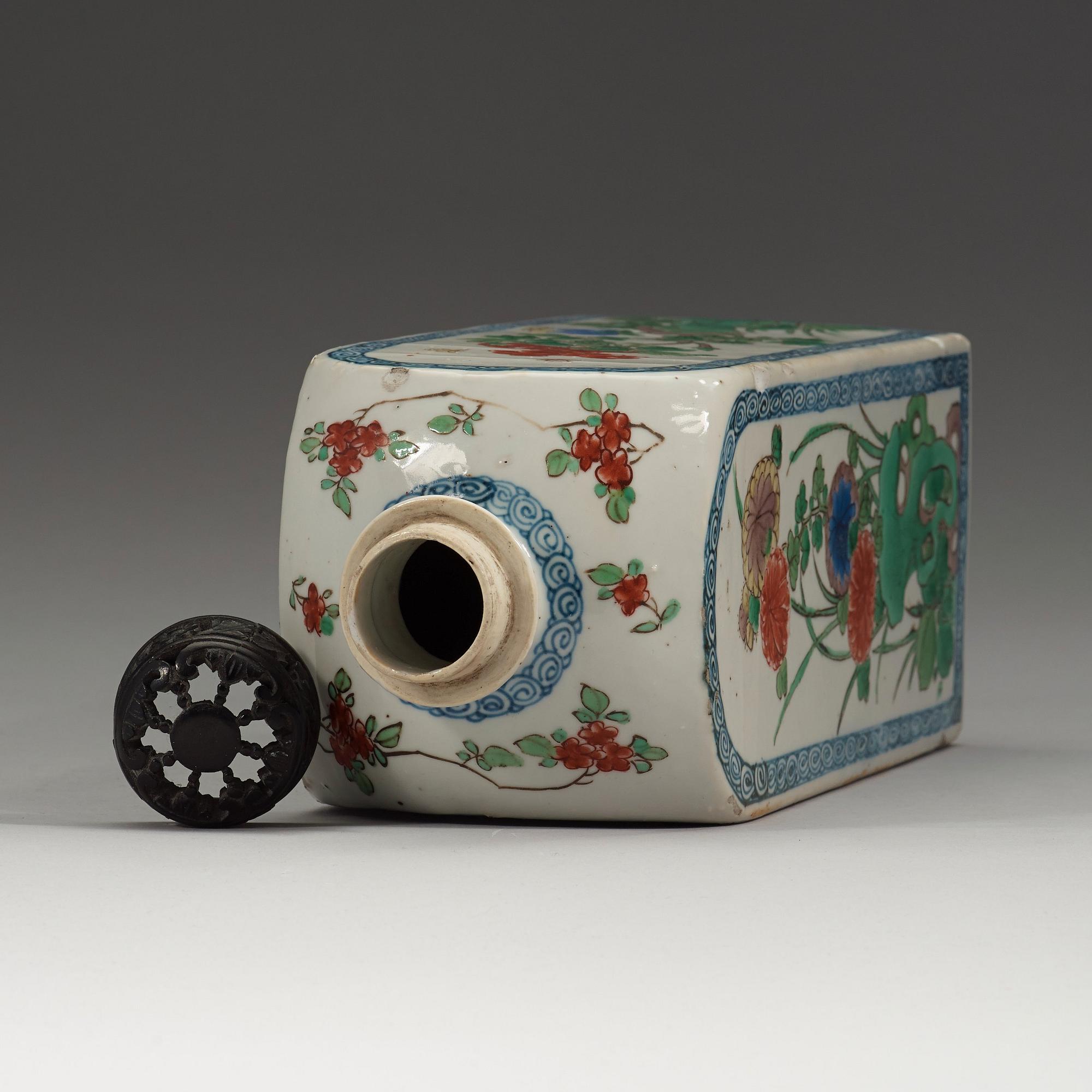 A square famille verte bottle, Qing dynasty, Kangxi (1662-1722).