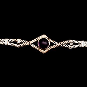 ARMBAND, 18 k vitguld, med cabochonslipad ametist samt 2 små briljanter. Total vikt ca 18 g.