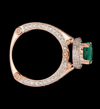 RING, 14K guld med oval smaragd ca 1,75ct samt flertal små briljantslipade diamanter. Vikt ca 4,5g.
