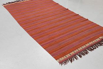 Märta Måås-Fjetterström, draperi "Röda Duchatell", rölakan, ca 290,5 x 145,5 cm, signerad MMF.