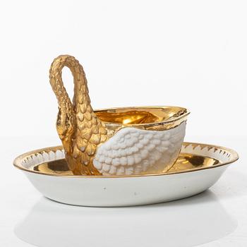 Kopp med fat, porslin, Frankrike, 1800-tal, märkt Mre Imp le de Sèvres, samt sked, förgyllt silver, Ryssland.