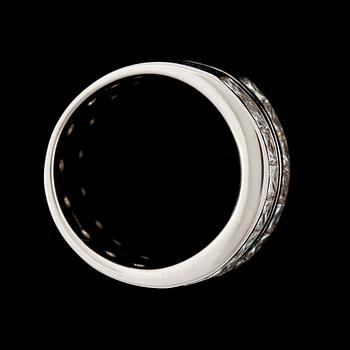 RING, 18k vitguld, prinsesslipade diamanter 3.20 ct. Total vikt 13.2 g.