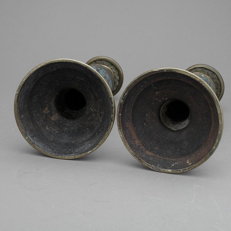 LJUSSTAKAR, ett par, cloisonne, Kina, 1900-tal.