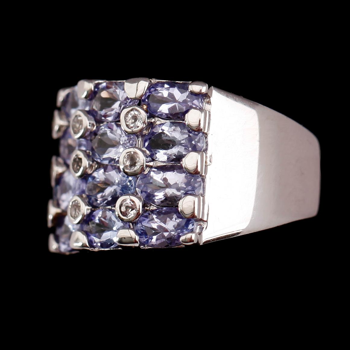 RING, sterlingsilver, tanzaniter tot ca 3.50 ct, vita topaser tot ca 0.14 ct.