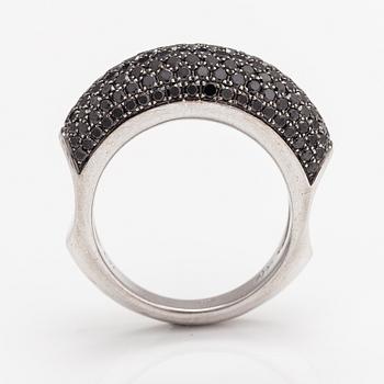 An 18K white gold ring with black diamonds ca. 1.70 ct in total.