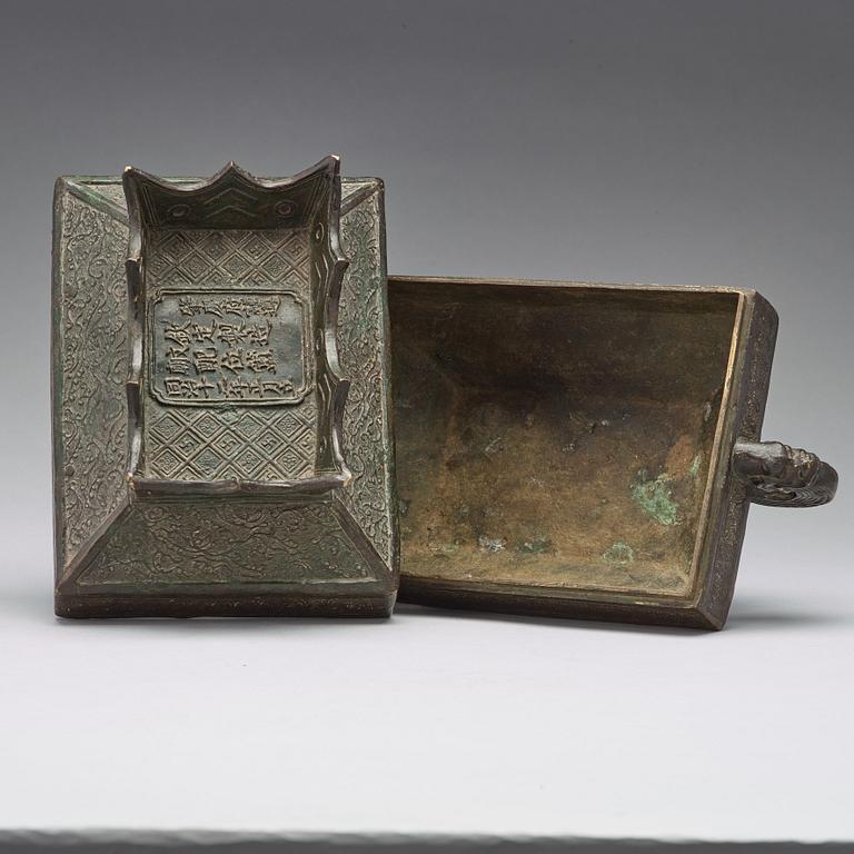 A bronze box with cover, Late Qing dynasty.