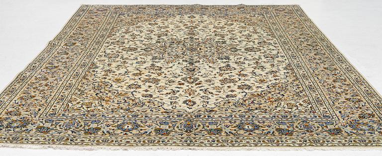 A Keshan carpet, central Iran, c. 345 x 240 cm.