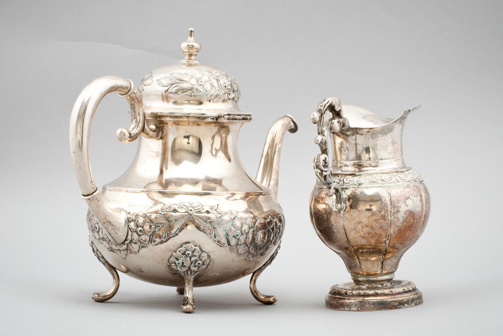 KAFFEKANNA och GRÄDDKANNA, silver, importstämplar resp otydl stämplar Härnösand. Vikt c:a 450 + c:a 130 g.