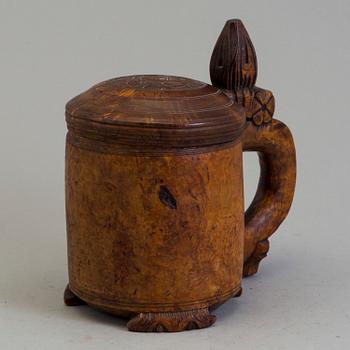 AN 18TH CENTURY BIRCH NORWEGIAN TANKARD.