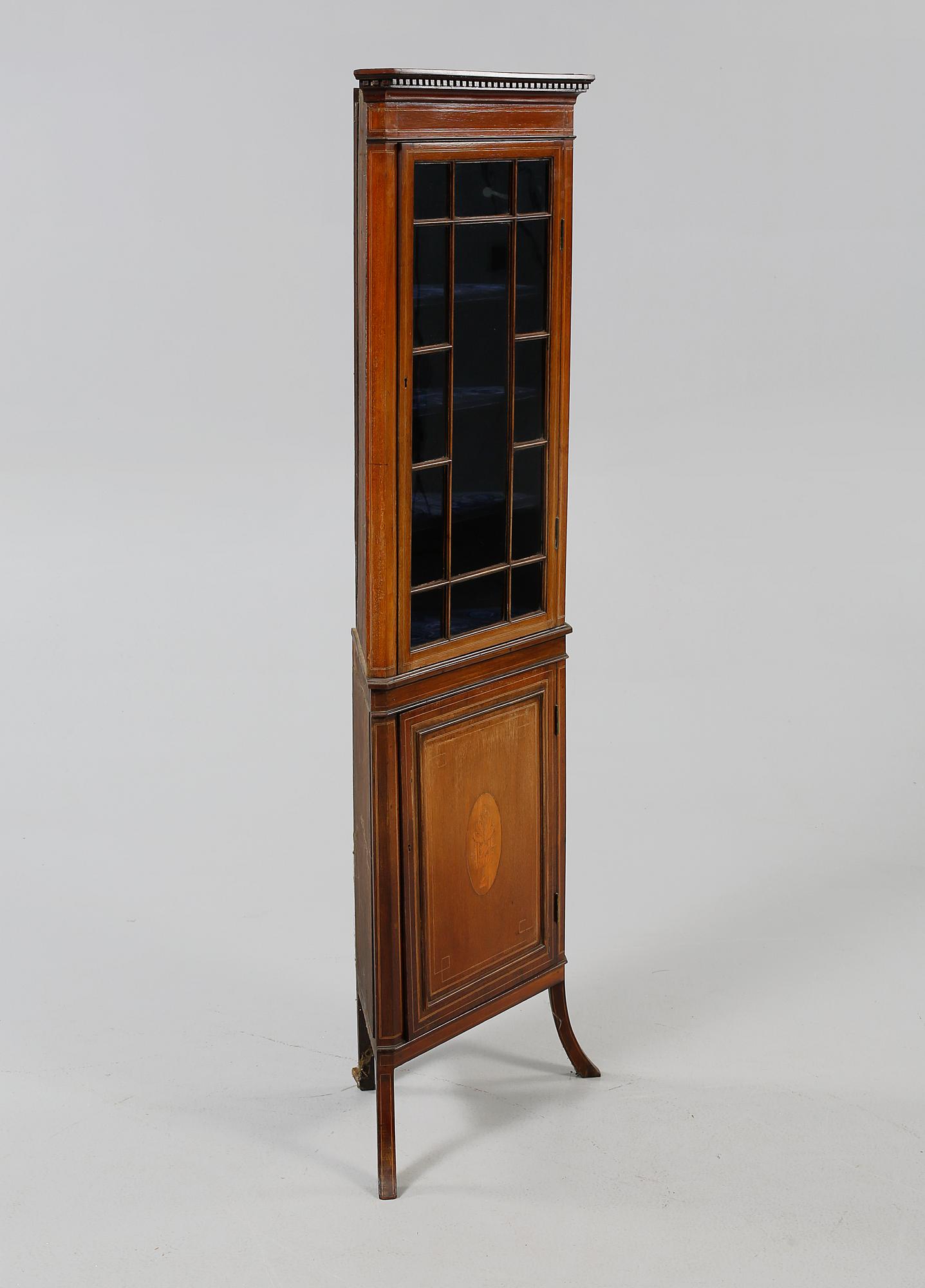 HÖRNSKÅP, omkring år 1900.