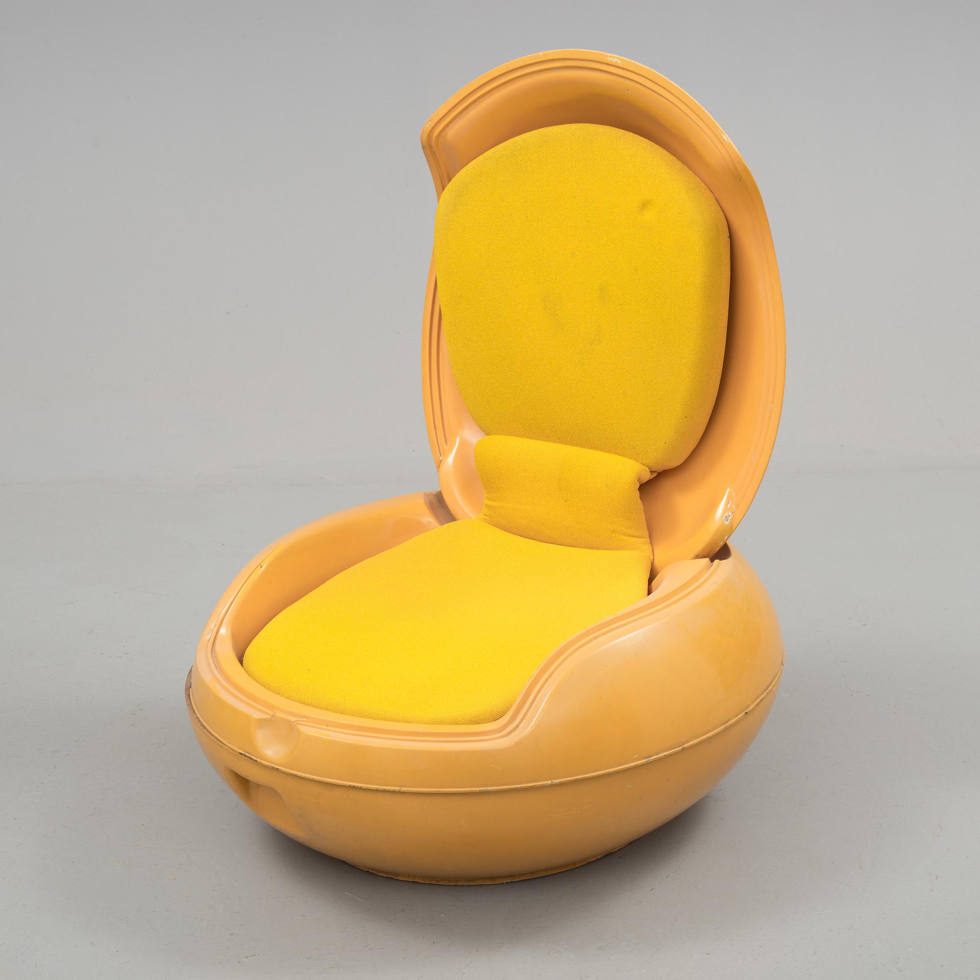 a"Garden egg" armchair and a table by Peter Ghyczy, Reuter Products, designed 1968.