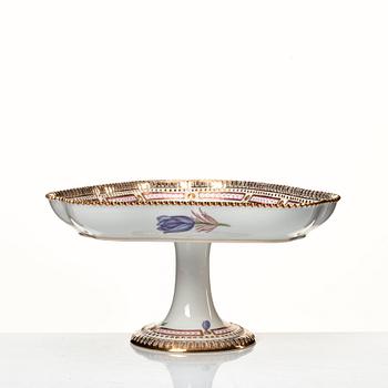 Tazza samt uppläggningsfat, porslin. Royal Copenhagen, "Flora Danica", Danmark, 1900-tal.