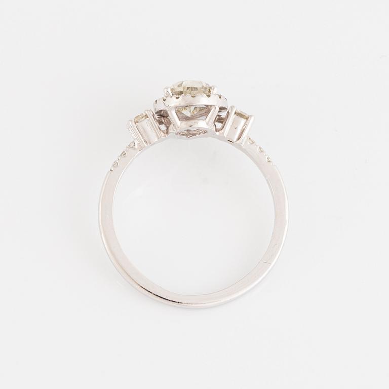 14K white gold and 1,04 ct pear shaped diamond ring. With AIG certificate.