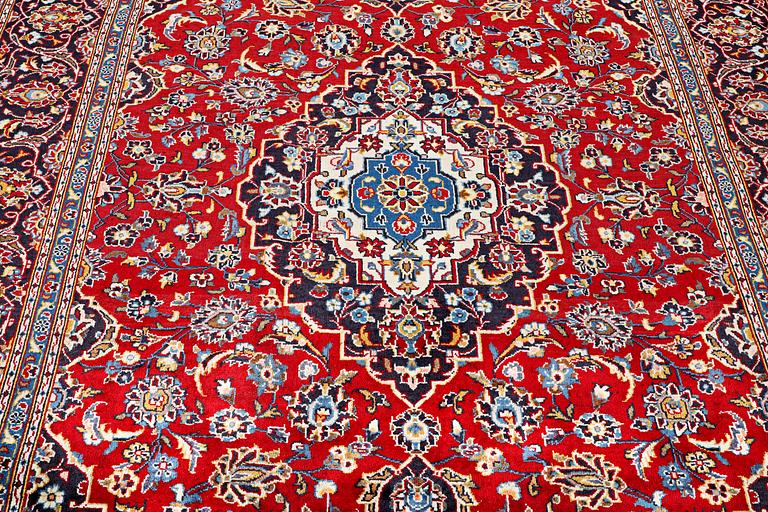 A Kashan carpet, c. 302 x 195 cm.