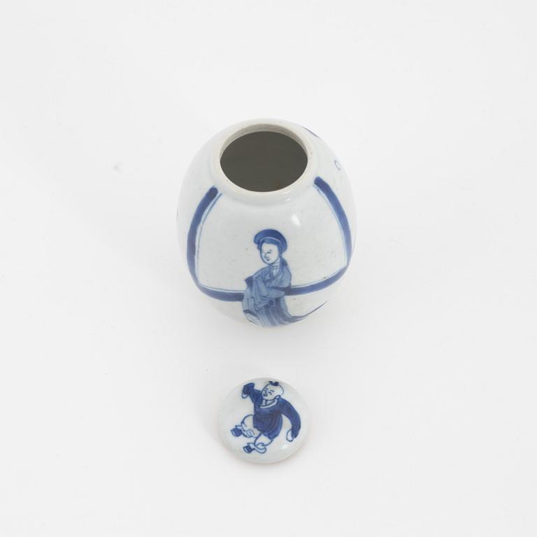 A small blue and white jar with cover, Qing dynasty, Kangxi (1662-1722).