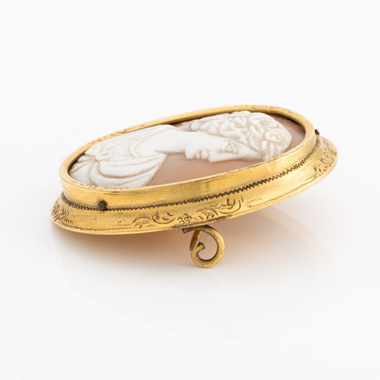 Brooch with shell cameo.