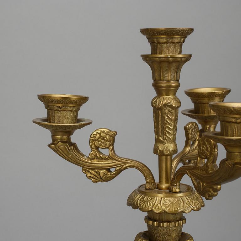 KANDELABER, 1900-tal/2000-tal. Empirestil. Bemålad metall och mässing.