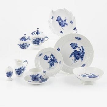 Servisdelar, 35 st, porslin, "Blå blomst", Royal Copenhagen, Danmark.