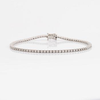 Brilliant-cut diamond tennis bracelet.