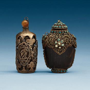 1452. SNUSFLASKOR, två stycken, metall och stenar. Qing dynastin, sent 1800-tal.