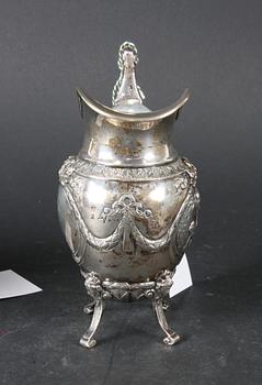 MJÖKKANNA OCH SOCKERSKÅL, silver, importstämplar, Louis XVI-stil.