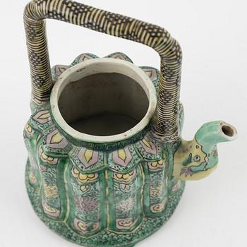 A famille verte pot with cover Qing dynasty, Kangxi (1662-1722).