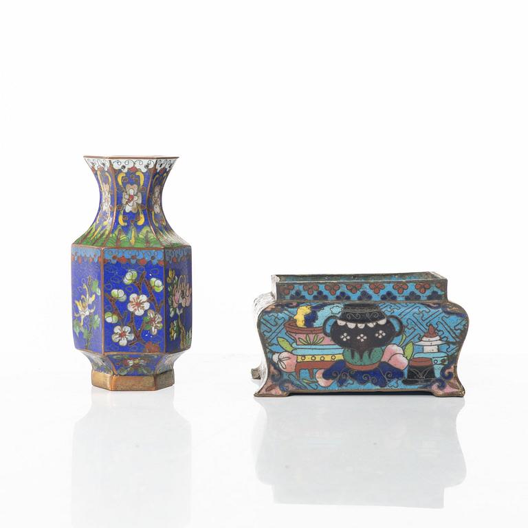 Vas och rökelsekar, cloisonné, Qingdynastin, 1800-tal.