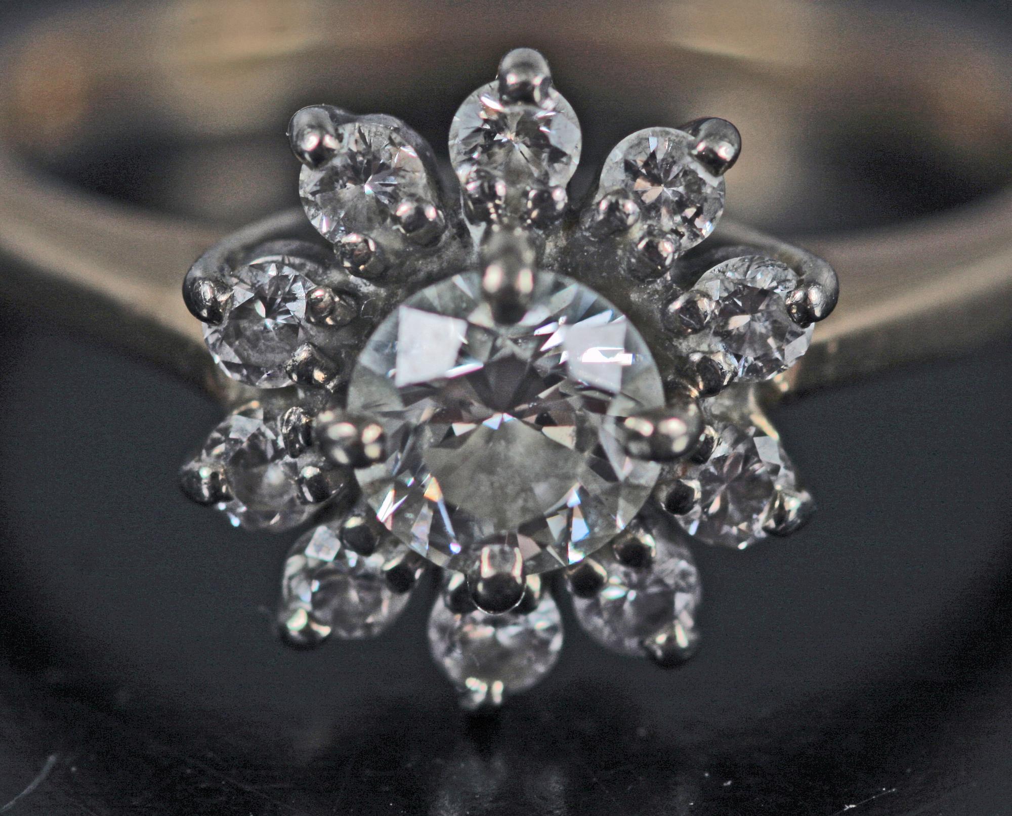 RING, 14 K guld, briljantslipad diamant, ca 0,5 ct, med 10 mindre briljanter.