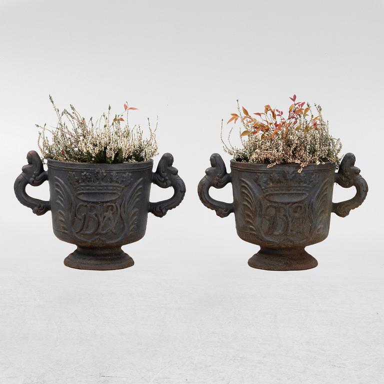Trädgårdsurnor, ett par, gjutjärn.