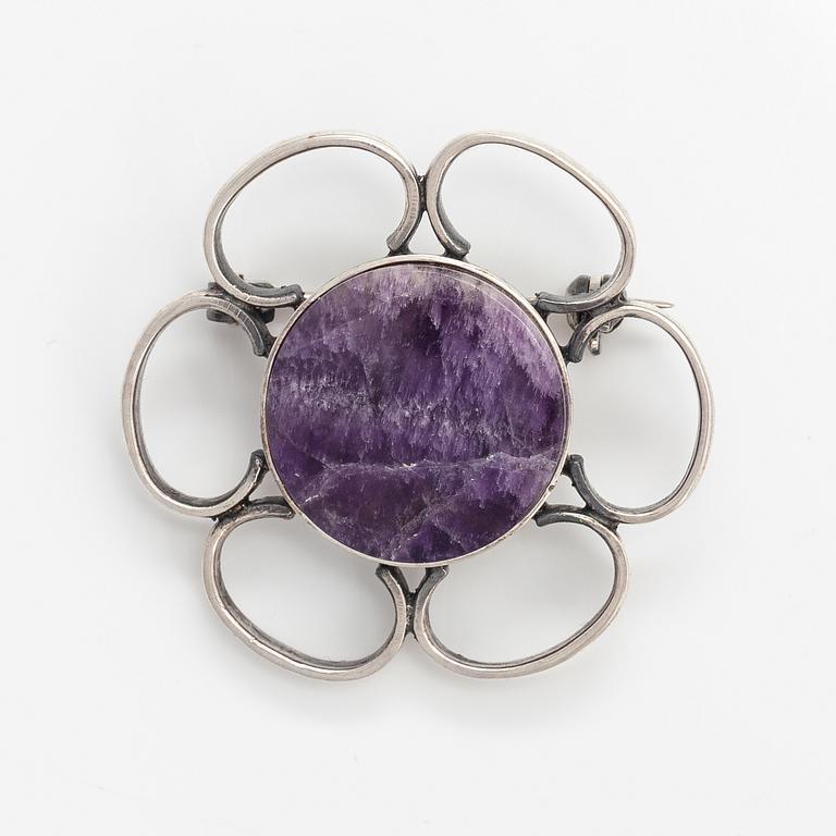 Jorma Laine, A silver and amethyst brooch. Kultateollisuus, Turku 1974.